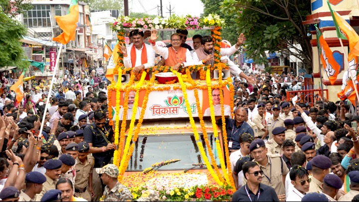 मुख्यमंत्री श्री शिवराज सिंह चौहान छिंदवाड़ा में जनदर्शन के दौरान विशाल जनसमुदाय का अभिवादन करते हुए।